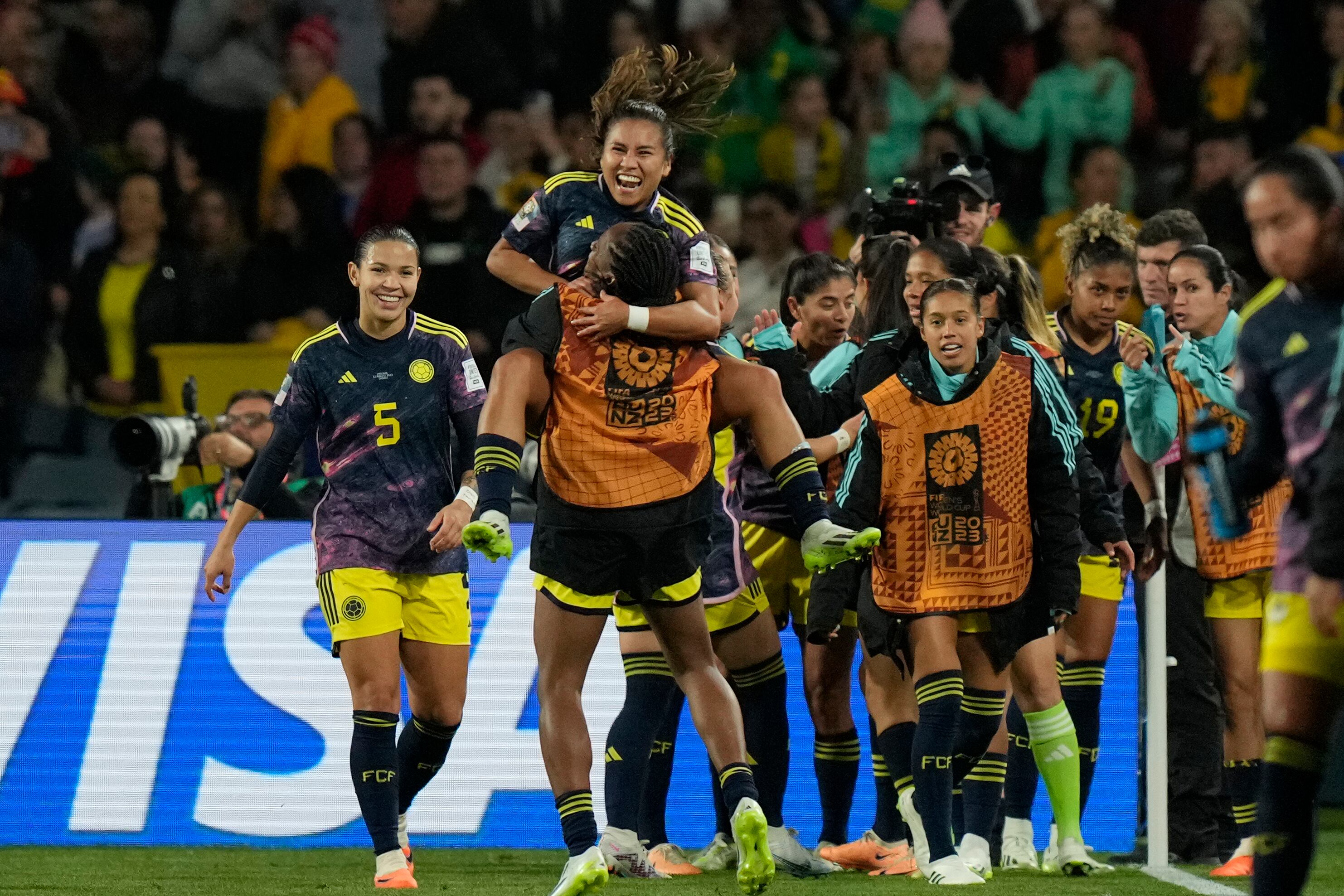 La colombiana Leicy Santos celebra después de anotar el primer gol durante el partido de fútbol de cuartos de final de la Copa Mundial Femenina entre Inglaterra y Colombia en el Estadio Australia en Sídney, Australia, el sábado 12 de agosto de 2023. (Foto AP/Rick Rycroft)