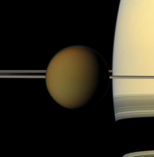El análisis de la atmósfera de Titán ha revelado conexiones con una corteza de clatrato de metano, redefiniendo la comprensión de esta luna.