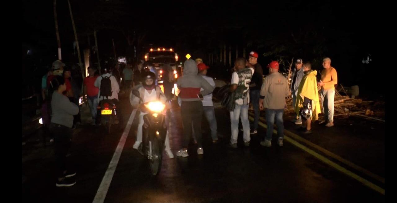 Este bloqueo se presenta desde la madrugada de este lunes.