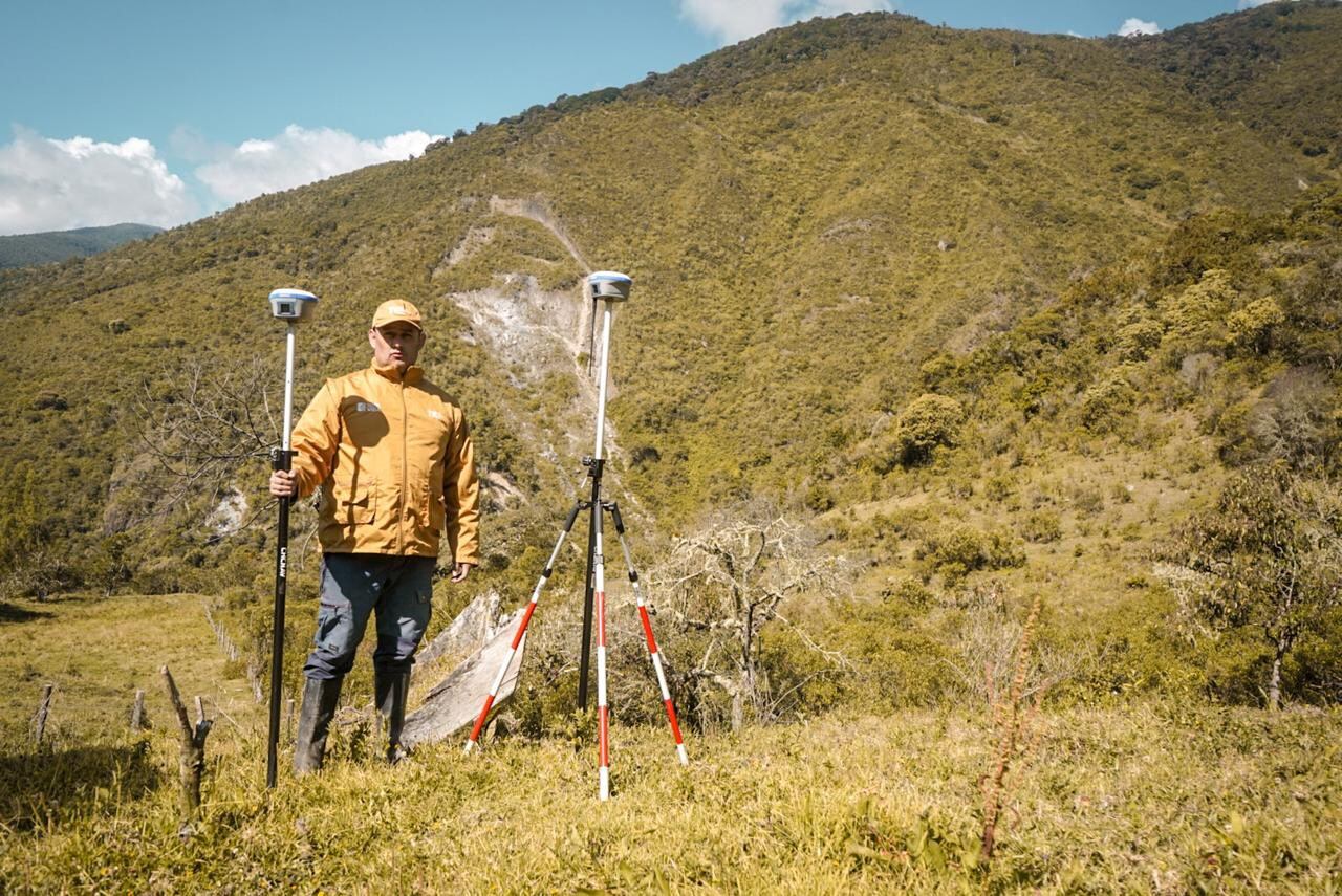 La comitiva también viajó con topógrafos para iniciar la formalización de predios de varias escuelas en estos territorios.