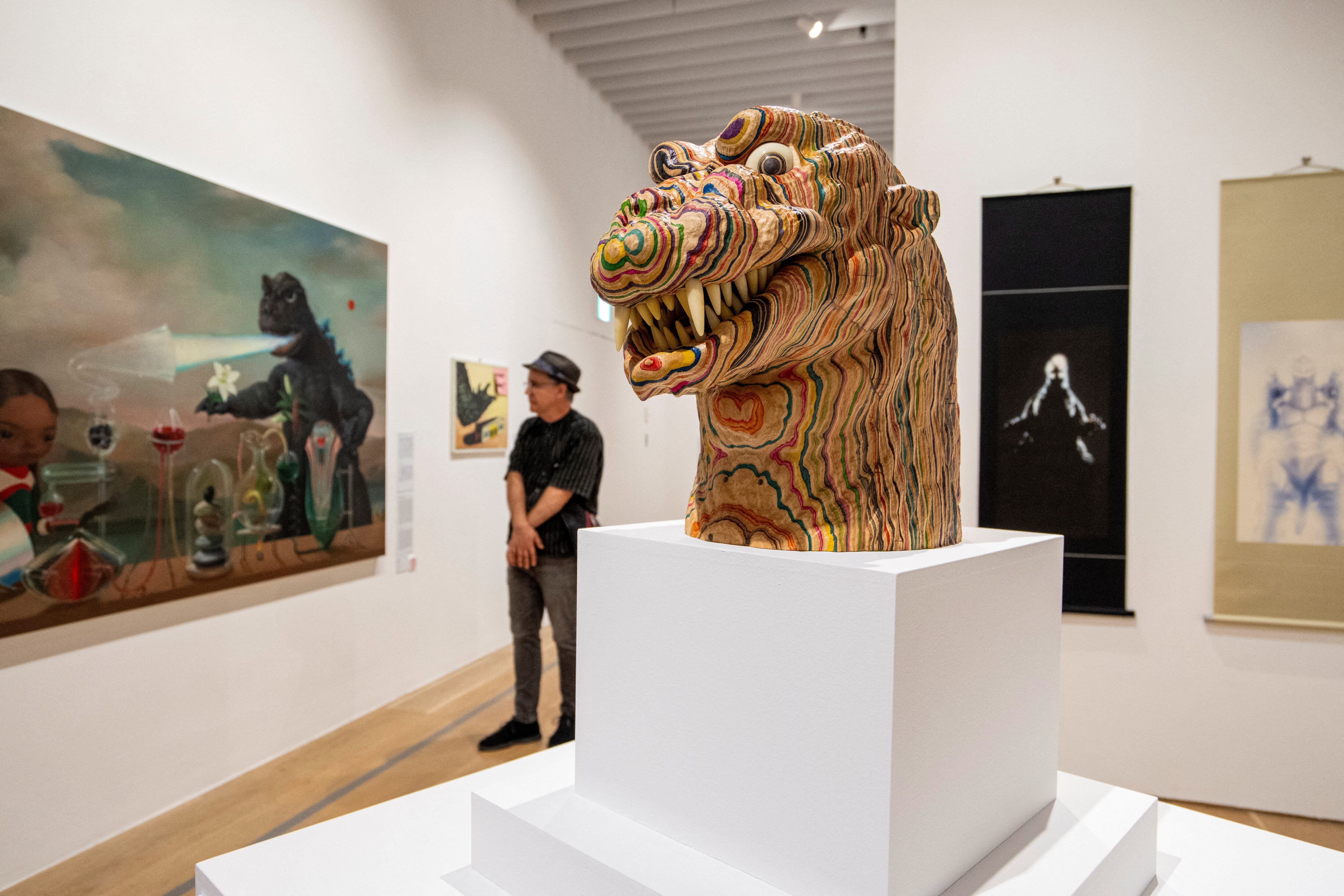 En junio de 2025, un hombre visita la exposición que conmemora el 70.º aniversario del nacimiento de Godzilla, titulada GODZILLA EL ARTE, en la Galería del Centro de Artes Mori de Tokio. Desde el ardiente aliento atómico de Godzilla hasta las desgarradoras representaciones literarias de la enfermedad por radiación, la influencia de los bombardeos nucleares de Hiroshima y Nagasaki está profundamente arraigada en la cultura popular japonesa. Foto: AFP / Kazuhiro Nogi.