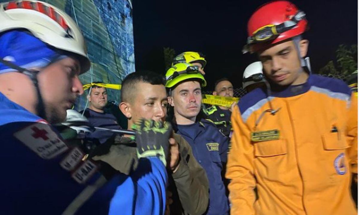 Rescatan primera persona atrapada en cable aéreo.