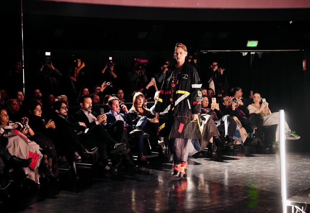 La colección “Fragmentos” de Alejandro Crocker junto al TranMilenio fue un homenaje al trabajo, al arte y a la transformación.