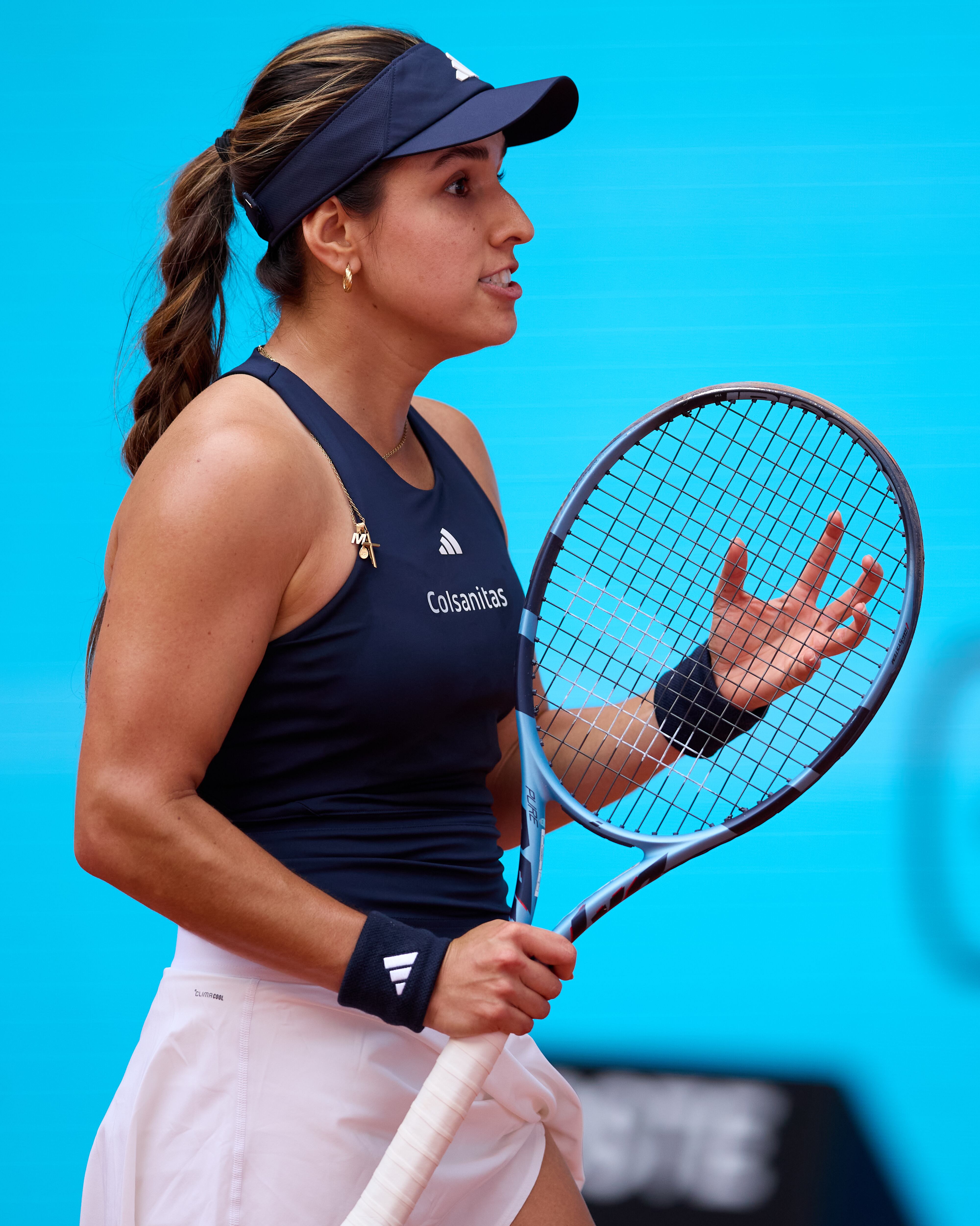 Camila Osorio, de Colombia, reacciona ante Naomi Osaka, de Japón, durante el partido de segunda ronda individual femenino en el Estadio Arantxa Sánchez, en el cuarto día del Mutua Madrid Open en La Caja Mágica, el 23 de abril de 2026 en Madrid, España.