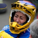 Mariana Pajón, de Colombia, quien ganó la plata, llora de emoción después de la final femenina de BMX Racing en los Juegos Olímpicos de Verano de 2020, el viernes 30 de julio de 2021 en Tokio, Japón. Foto: AP / Ben Curtis