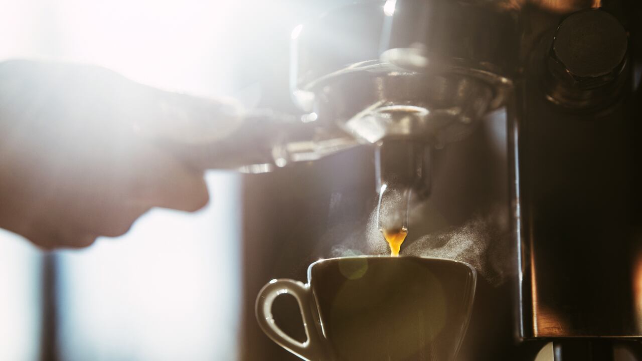 La mejor forma de consumir café es sin agregarle productos que contienen calorías, azúcar y grasa.