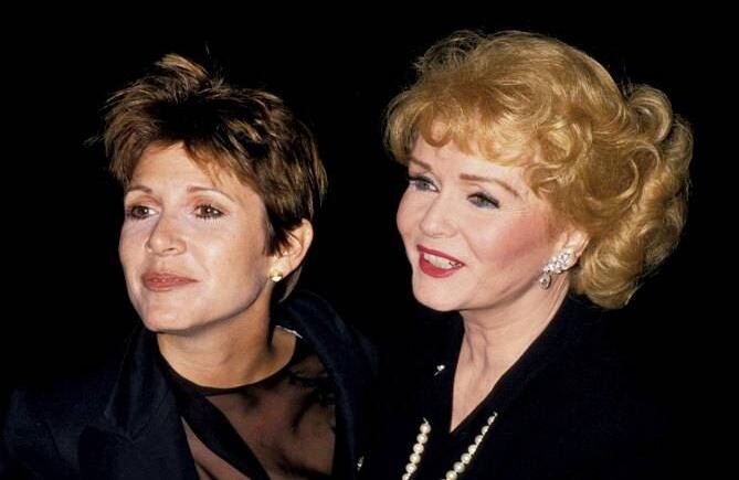 Debbie Reynolds y Carrie Fisher. Foto: AP.