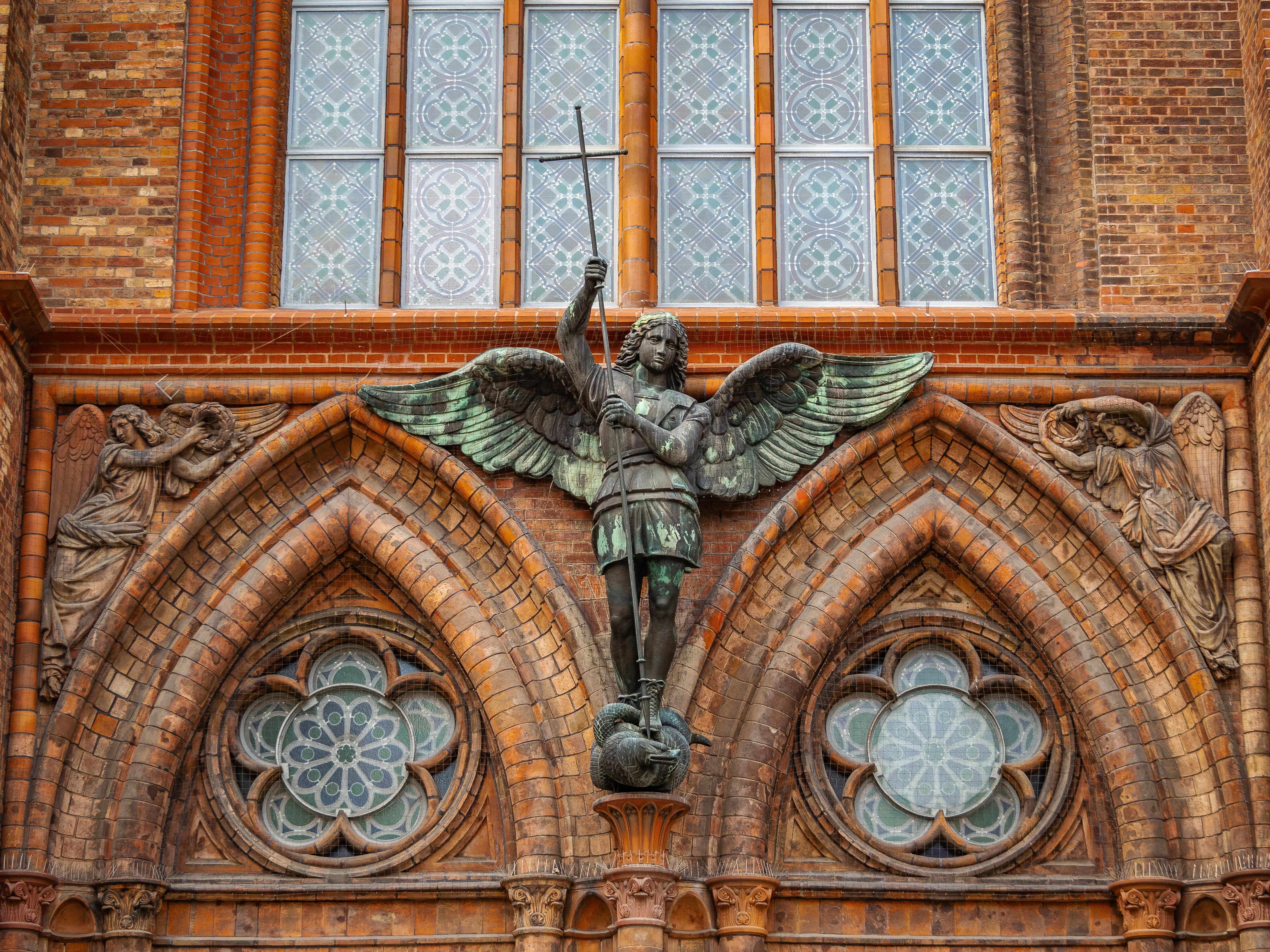 Estos ángeles hacen parte de la corte celestial.