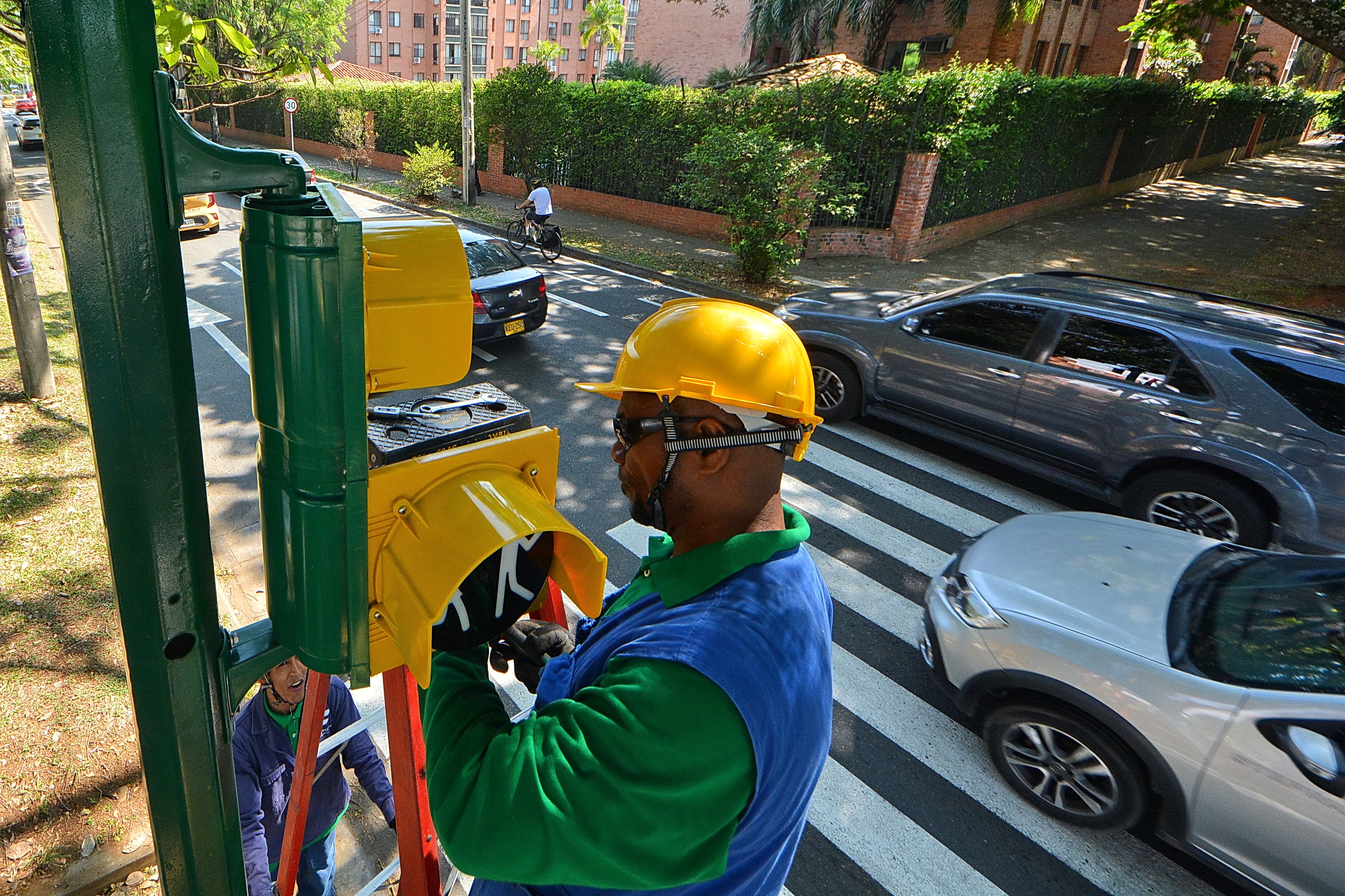 Sigue la instalación de semáforos inteligentes que regularán el flujo vehicular de manera autónoma, en el sur de la ciudad. Este sistema estará listo y funcionando en el mes de diciembre.