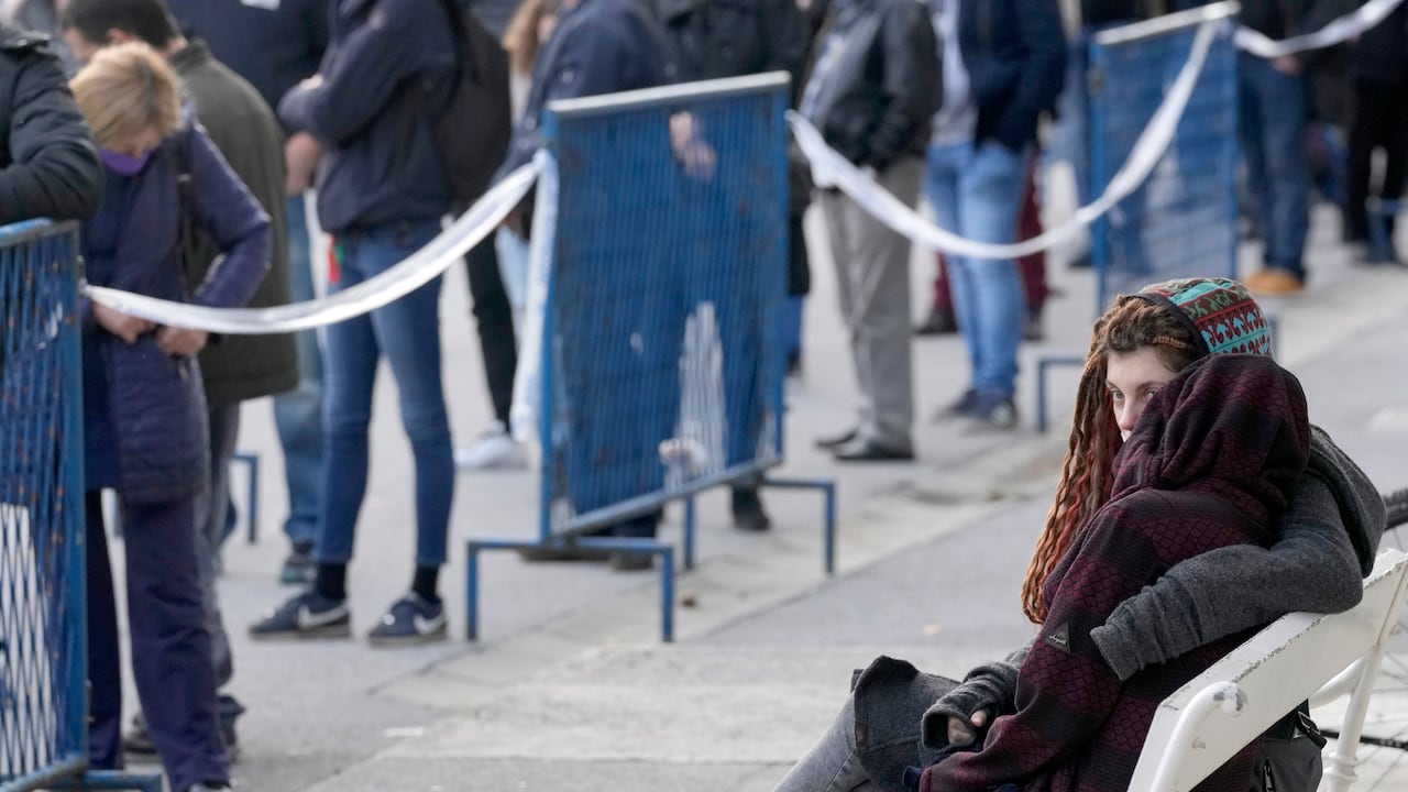 ARCHIVO - Gente esperando a vacunarse contra el COVID-19 en Zagreb, el jueves 4 de noviembre de 2021. (AP Foto/Darko Bandic, Archivo)