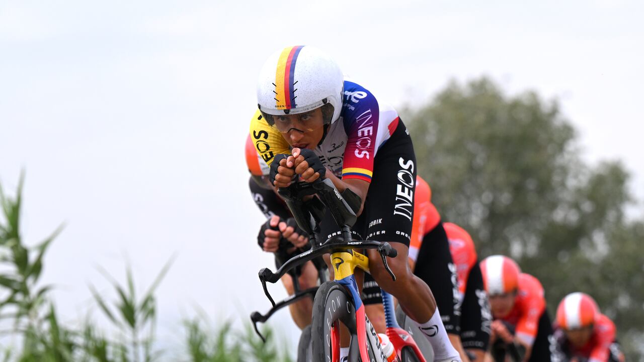 Egan Bernal en el frente del pelotón del Ineos Grenadiers.