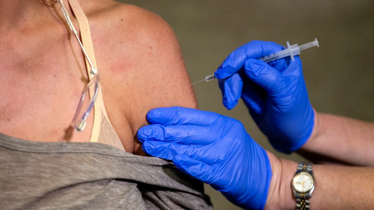 Personas vacunadas de covid-19, aún podrían infectarse y contagiar; según La OMS