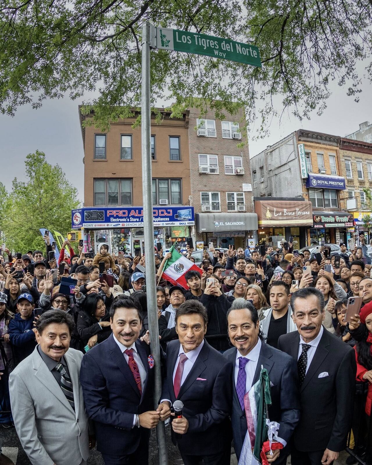Luis Hernández (segundo de izquierda a derecha) estuvo en New York en el homenaje por la calle que lleva su nombre.