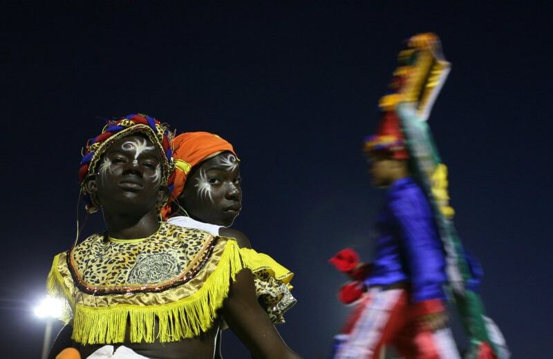 “El carnaval había alcanzado su más alto nivel de locura, Aureliano Segundo había satisfecho por fin su sueño de disfrazarse de tigre y andaba feliz entre la muchedumbre desaforada, ronco de tanto roncar” (“Cien Años de Soledad”)- Participantes en desfiles de los barrios descansan luego de terminar un desfile en el carnaval Barranquilla , Sábado, Feb. 14, 2009.
