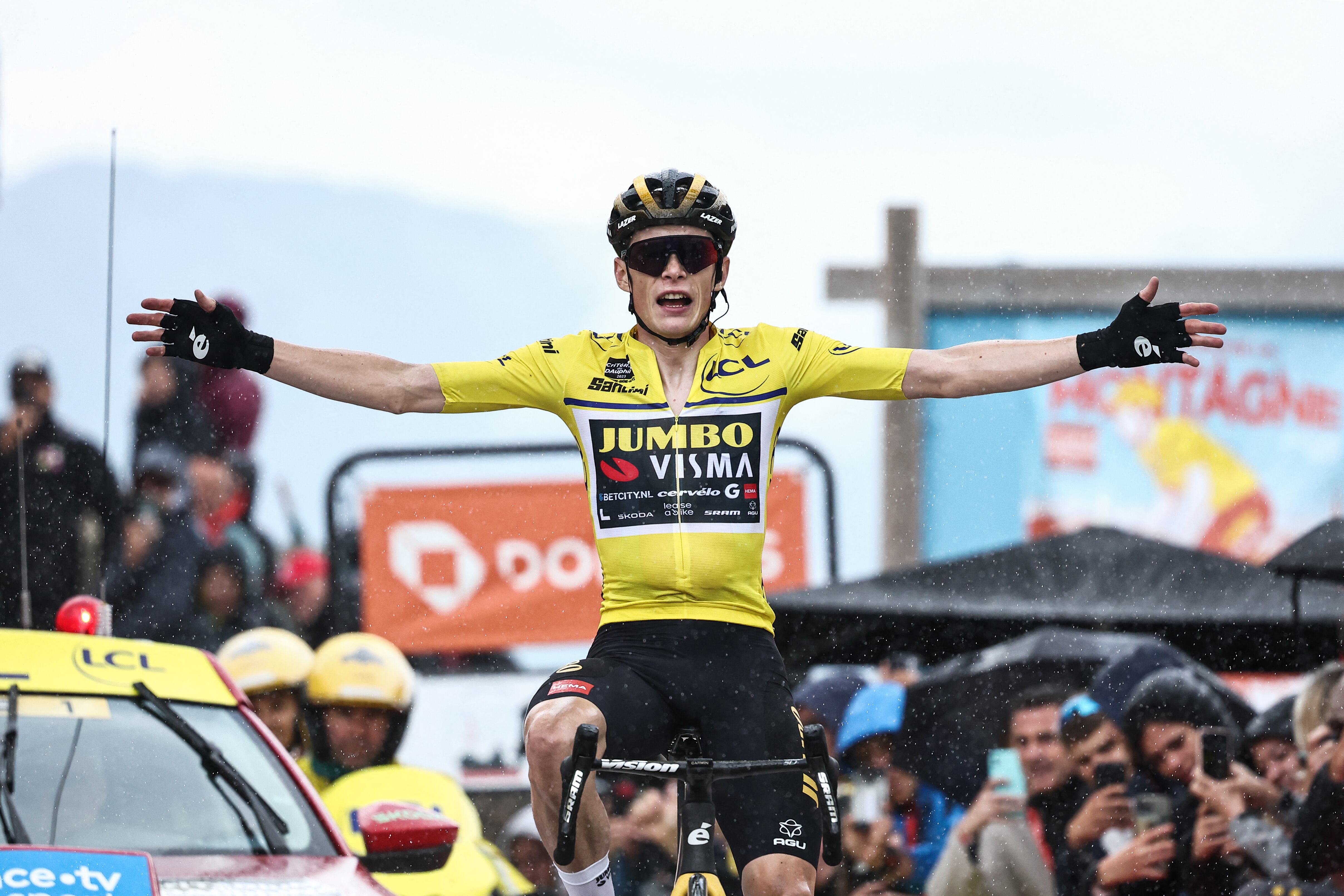 El ciclista danés de Jumbo-Visma, Jonas Vingegaard, celebra al cruzar la línea de meta durante la séptima etapa de la 75.ª edición de la carrera ciclista Criterium du Dauphine, 148 km entre Port de Savoie y Col de la Croix de Fer - Saint Sorlin, Francia, en junio 10 de febrero de 2023. (Foto de Anne-Christine POUJOULAT / AFP)