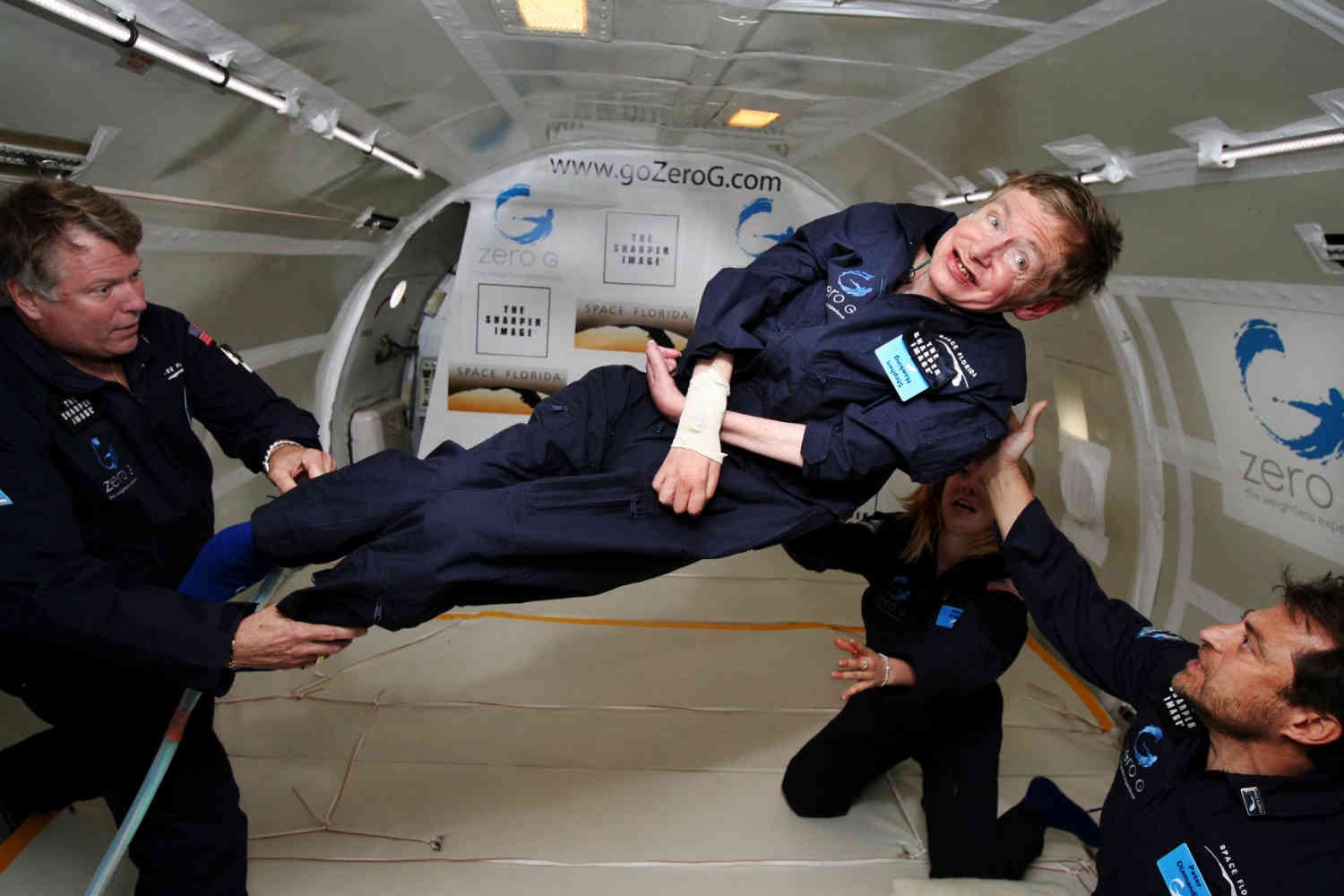 Abril de 2007, Hawking experimentó la gravedad cero durante un vuelo sobre el Océano Atlántico. AFP
