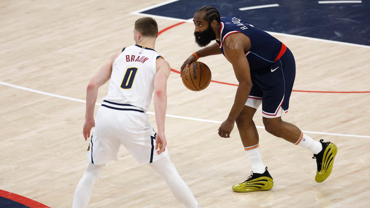 James Harden, conocido mundialmente como "La Barba", ha sido una figura emblemática en la NBA no solo por su talento en la cancha, sino también por su distintiva barba que se ha convertido en su sello personal.