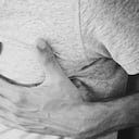 La costocondritis es una inflamación del cartílago que conecta una costilla al esternón.