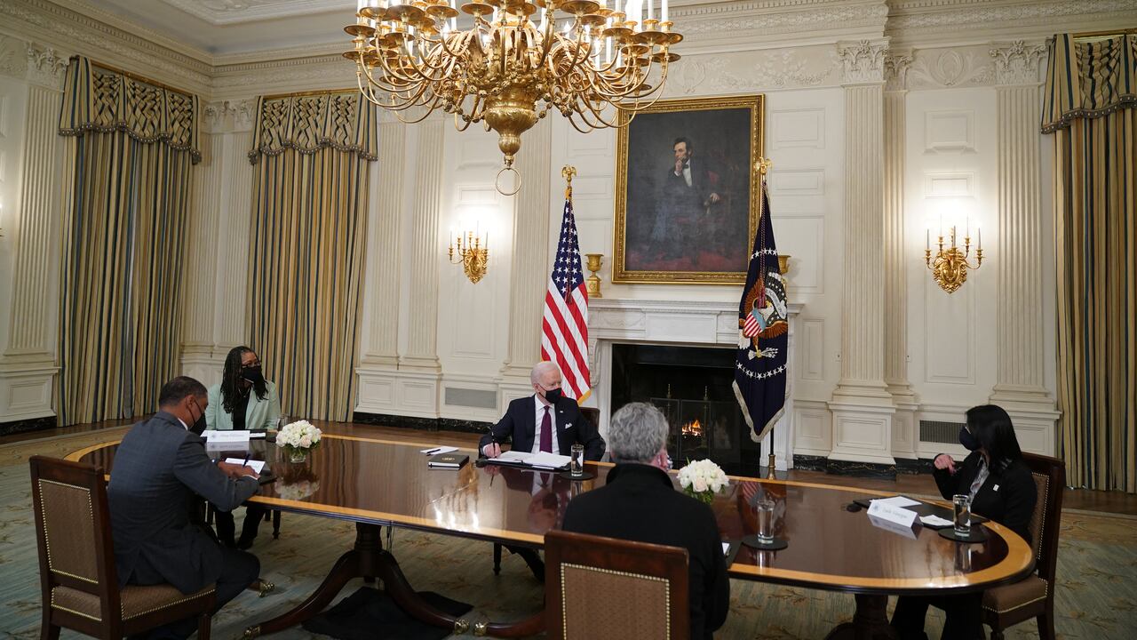 En septiembre de 2021, el mandatario estadounidense Joe Biden ordenó que las empresas con más de 100 empleados los vacunarán obligatoriamente. Foto AFP