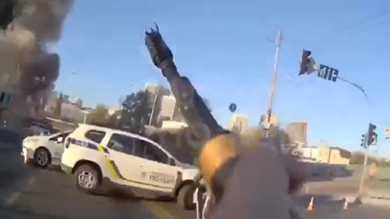 Pese al esfuerzo para el derribo de los elementos no tripulados, en los últimos días, Rusia ha logrado el despliegue de certeros ataques que tienen destruidas el 30% de las plantas de energía del país invadido.