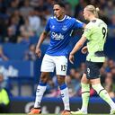 Yerry Mina tuvo la difícil tarea de marcar a Erling Haaland.