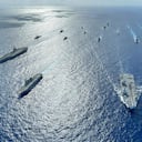 En esta foto publicada por el Comando Indo-Pacífico de EE. UU., El grupo de ataque de portaaviones del Reino Unido liderado por el HMS Queen Elizabeth (R 08) y las Fuerzas de Autodefensa Marítima de Japón lideradas por el destructor de helicópteros clase Hyuga (JMSDF) JS Ise (DDH 182) ) se unió a los grupos de ataque de portaaviones de la Armada de los EE. UU. liderados por los buques insignia USS Ronald Reagan (CVN 76) y USS Carl Vinson (CVN 70) navega para llevar a cabo múltiples operaciones de grupos de ataque de portaaviones en el Mar de Filipinas, el 3 de octubre de 2021. Una serie de chinos recientes Los vuelos militares frente a Taiwán, que Beijing afirma como propio, y las maniobras navales de Estados Unidos y sus aliados para reforzar las rutas marítimas desafiadas por China están alimentando crecientes tensiones en una región que ya está al borde. (Gray Gibson / U.S. Navy vía AP)