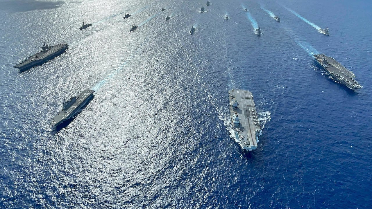 En esta foto publicada por el Comando Indo-Pacífico de EE. UU., El grupo de ataque de portaaviones del Reino Unido liderado por el HMS Queen Elizabeth (R 08) y las Fuerzas de Autodefensa Marítima de Japón lideradas por el destructor de helicópteros clase Hyuga (JMSDF) JS Ise (DDH 182) ) se unió a los grupos de ataque de portaaviones de la Armada de los EE. UU. liderados por los buques insignia USS Ronald Reagan (CVN 76) y USS Carl Vinson (CVN 70) navega para llevar a cabo múltiples operaciones de grupos de ataque de portaaviones en el Mar de Filipinas, el 3 de octubre de 2021. Una serie de chinos recientes Los vuelos militares frente a Taiwán, que Beijing afirma como propio, y las maniobras navales de Estados Unidos y sus aliados para reforzar las rutas marítimas desafiadas por China están alimentando crecientes tensiones en una región que ya está al borde. (Gray Gibson / U.S. Navy vía AP)