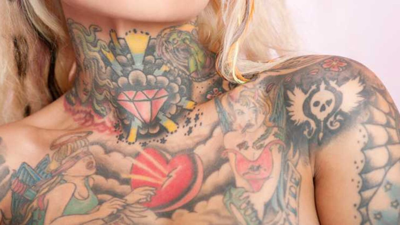 Los alimentos que no deben ser consumidos después de realizarse un tatuaje son aquellos ricos en grasas, azúcares y sal.