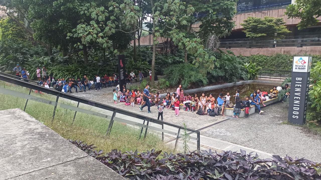 Indígenas desplazados llegaron hasta la personería de Medellín.