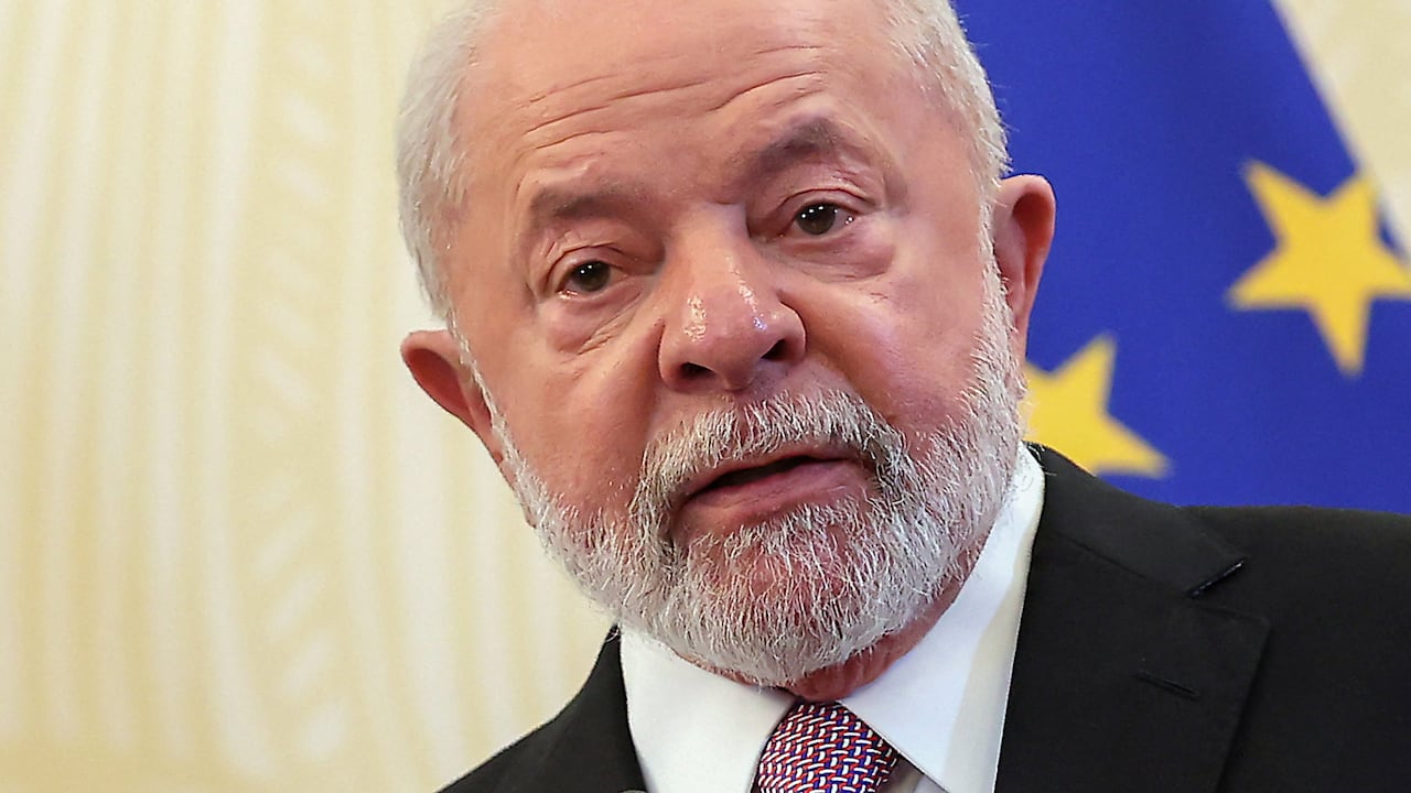 El presidente de Brasil, Luiz Inacio Lula da Silva, se dirige a los medios de comunicación durante una conferencia de prensa, el día después de la clausura de la Cumbre UE-CELAC (Comunidad de Estados Latinoamericanos y Caribeños) en Bruselas el 19 de julio de 2023. Foto: AFP