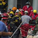 Los equipos de rescate recuperan un cuerpo en el lugar de la explosión que destruyó el Hotel Saratoga en La Habana, Cuba. Foto: AP/ Ramon Espinosa.