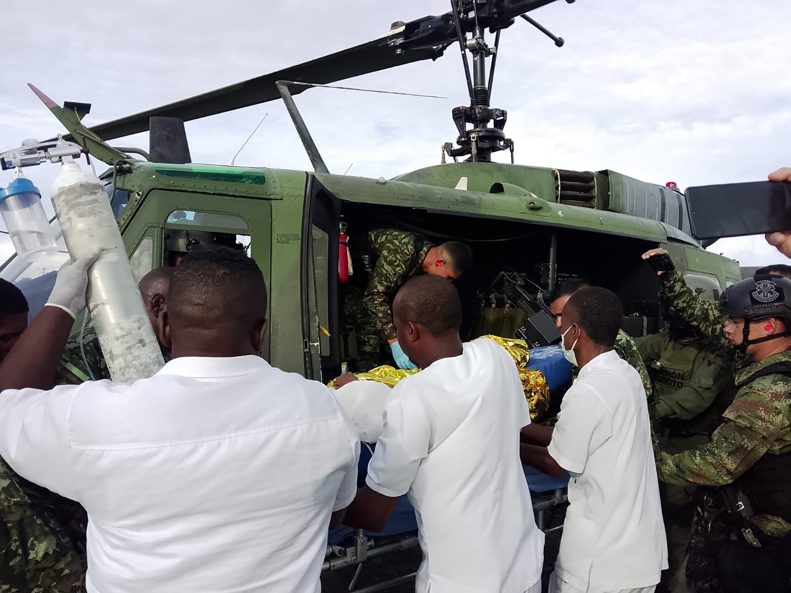 Evacuación de menores de edad que cayeron en un campo minado en Olaya Herrera, Nariño