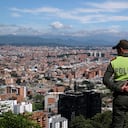 BOGOTA, COLOMBIA - 12 DE ENERO DE 2017: Un policía de guardia se encuentra con el horizonte de Bogotá en el fondo en el lugar conocido como "Mirador de la Paloma" en la calle La Calera o mejor conocido como "Mirador de La Calera" el 12 de enero de 2017 en Bogotá, Colombia. Este Mirador es muy conocido por colombianos y turistas extranjeros por su vista sobre Bogotá y las románticas veladas que allí se pasan. (Foto de Kaveh Kazemi / Getty Images)
