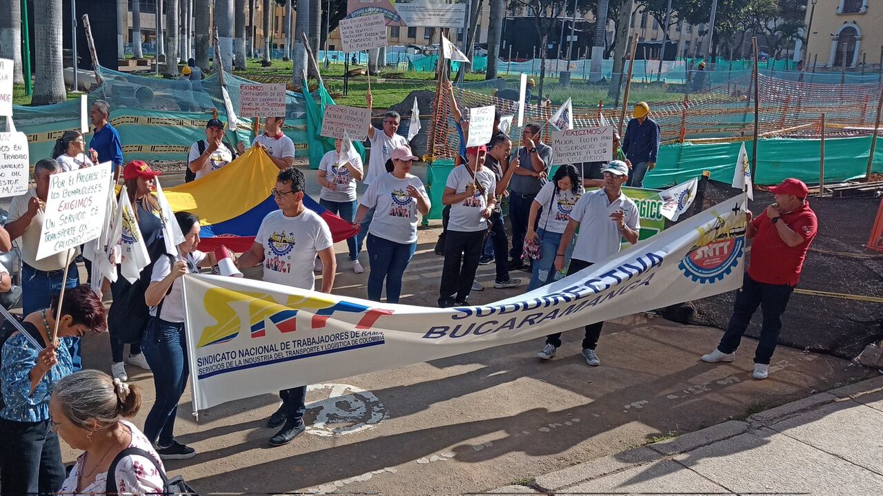 Protesta de trabajadores de Metrolínea en Bucaramanga.