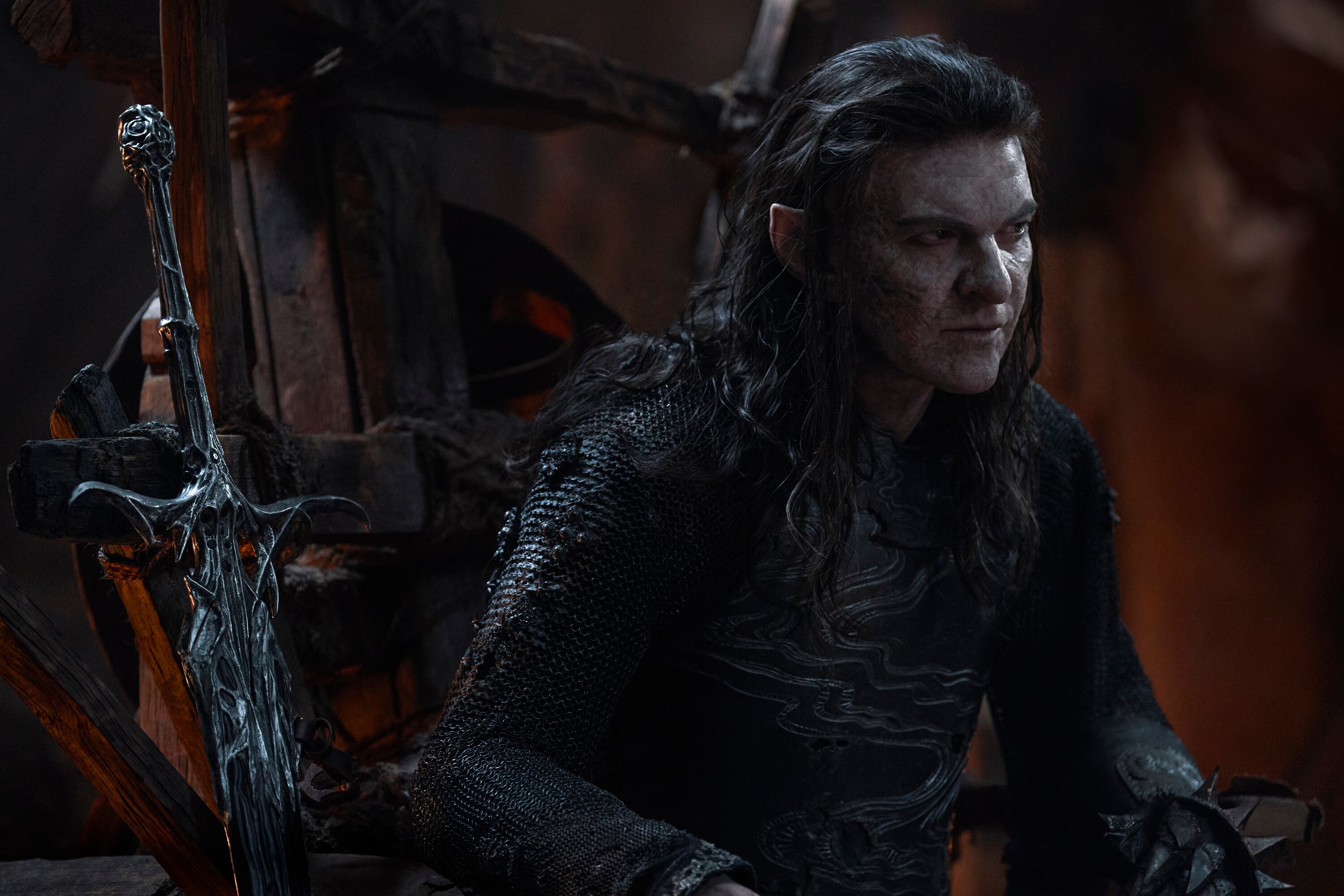 Sam Hazeldine es Adar en 'El Señor de los Anillos: Los Anillos de Poder', segunda temporada.