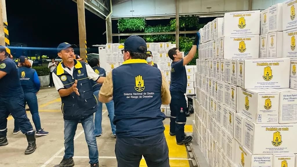 Llegada de ayudas humanitarias a damnificados por la ola invernal en Cartagena.