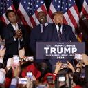 El candidato presidencial republicano y expresidente de Estados Unidos, Donald Trump, pronuncia comentarios junto a sus seguidores, personal de campaña y familiares durante su mitin nocturno de primarias en el Sheraton el 23 de enero de 2024 en Nashua, New Hampshire. (Foto de Alex Wong/Getty Images)