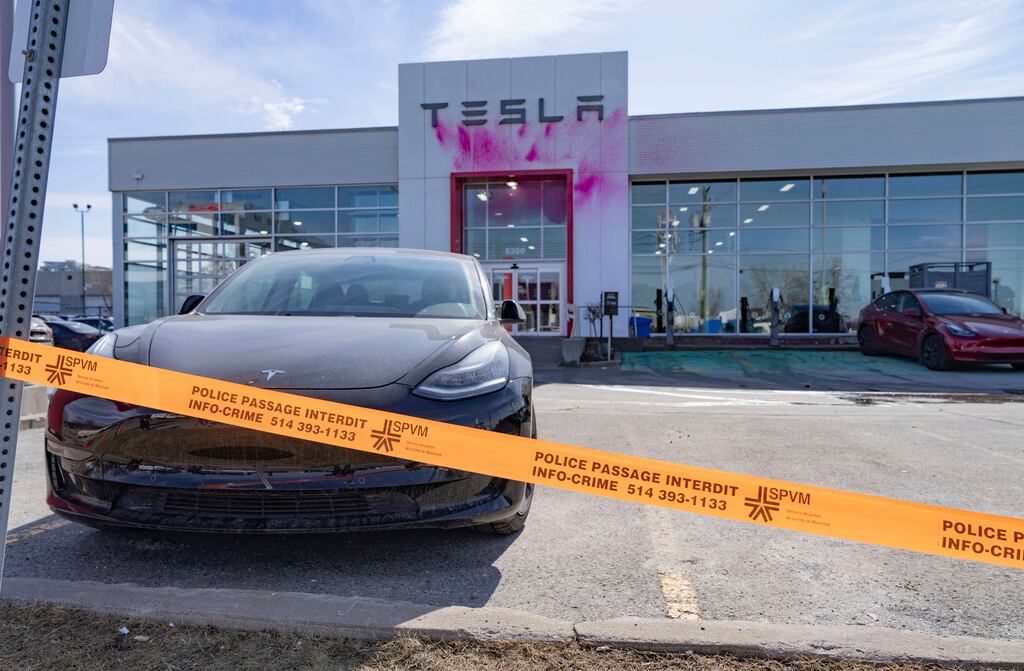 Un concesionario de Tesla es vandalizado con pintura rosa en Montreal, Canadá, el miércoles 19 de marzo de 2025. (Christinne Muschi/The Canadian Press vía AP)