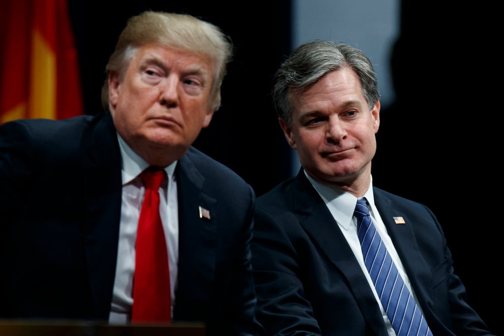 ARCHIVO - El presidente Donald Trump se sienta con el director del FBI, Christopher Wray, durante la ceremonia de graduación de la Academia Nacional del FBI, el 15 de diciembre de 2017, en Quantico, Virginia. (Foto AP/Evan Vucci, archivo)