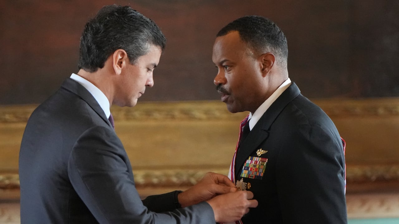 El presidente de Paraguay, Santiago Peña, junto con el jefe del Comando Sur de Estados Unidos, Alvin Holsey.