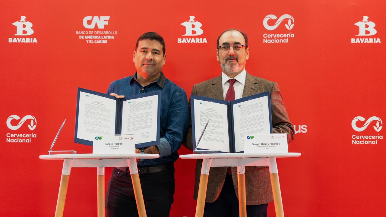 Presidente ejecutivo de la CAF y el presidente de Bavaria, durante la firma de la alianza regional para promover la inclusión financiera