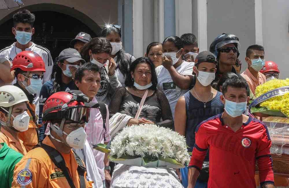 Famliares de una de las víctimas mortales que perdieron la vida en medio de una avalancha de lodo y piedra el pasado 31 de marzo, acompañan a su ser querido a su última morada, el martes 4 de abril de 2017, en Mocoa. La tragedia,  provocada por el desbordamiento de tres ríos (el Mocoa, Mulato y Sangoyaco), deja hasta el momento 280 personas muertas,  entre ellas 144 niños. Foto: Carlos Julio Martínez / Enviado Especial de Semana