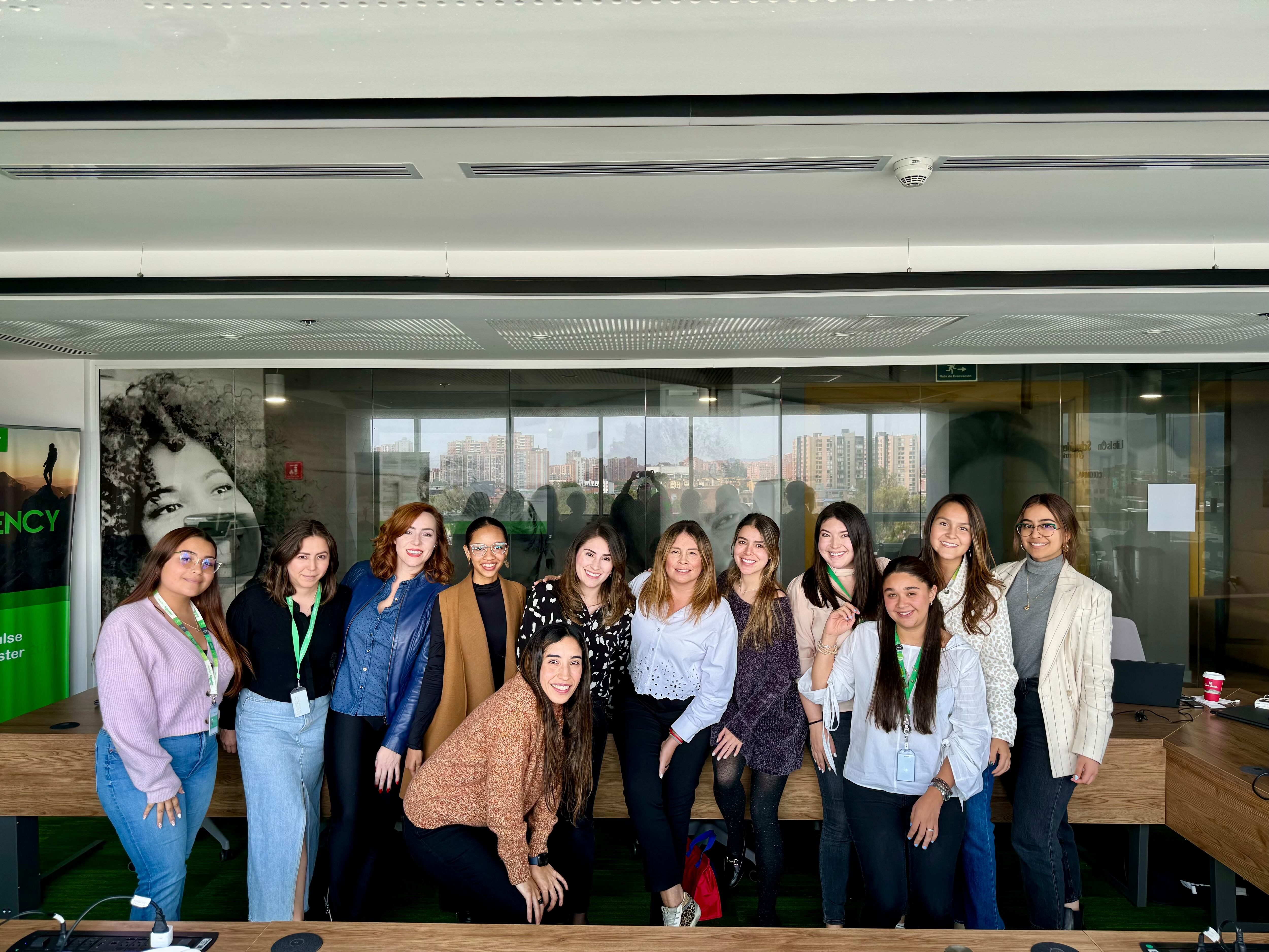 Para 2025, el 50 % de las nuevas contrataciones serán mujeres, además, se espera que el 40 % ocupen cargos de gerencia de primera línea y que el 30 % lleguen a cargos de alta dirección.