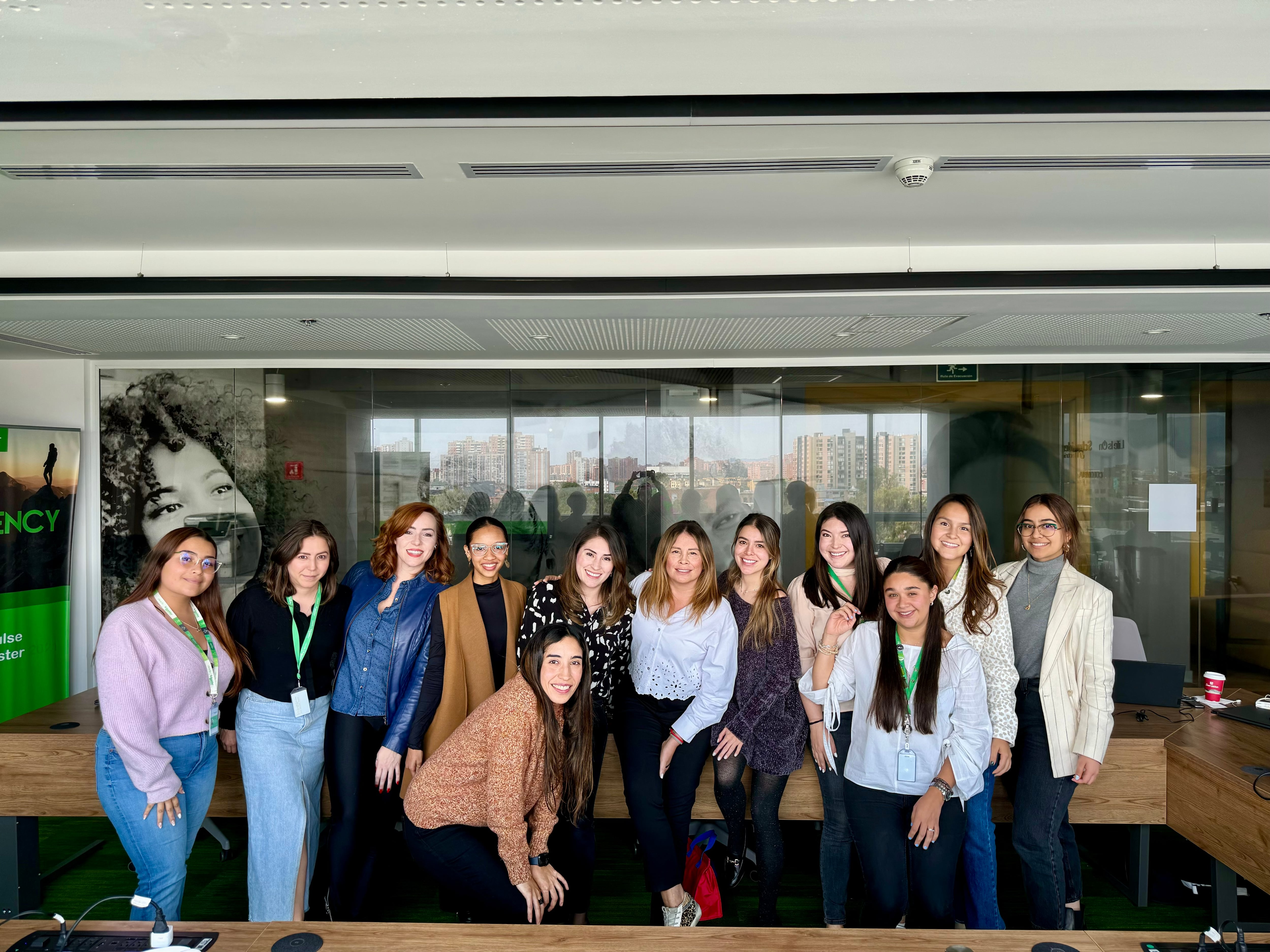 Para 2025, el 50 % de las nuevas contrataciones serán mujeres, además, se espera que el 40 % ocupen cargos de gerencia de primera línea y que el 30 % lleguen a cargos de alta dirección.