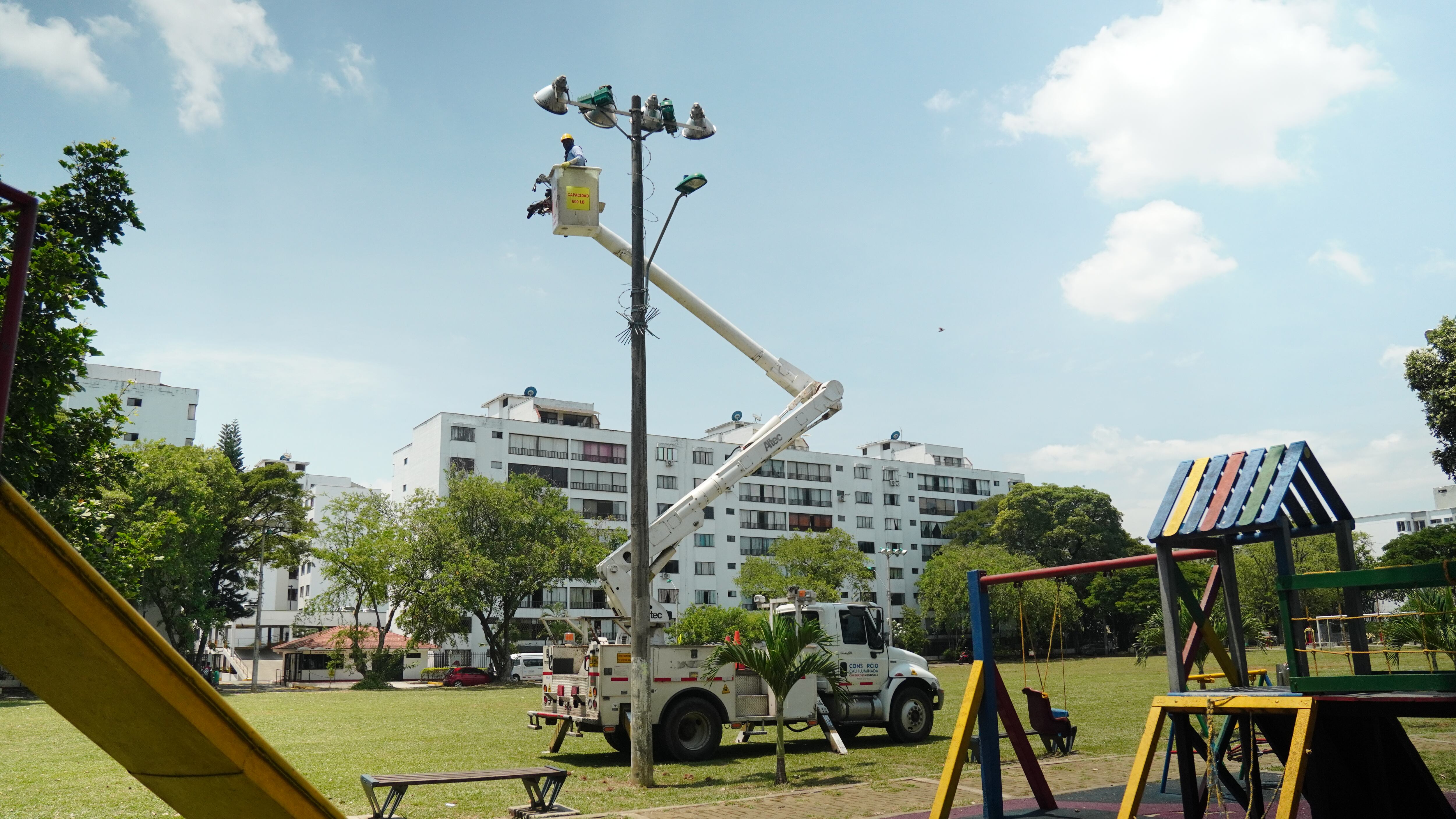 Estas luces iluminan más, aportando a la seguridad.