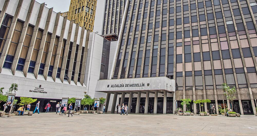     En 2013, la Gobernación de Antioquia consolidó sus pasivos financieros en un solo préstamo de 77 millones de dólares, a bajo interés. Sin embargo, el dólar subió de precio más de lo esperado.