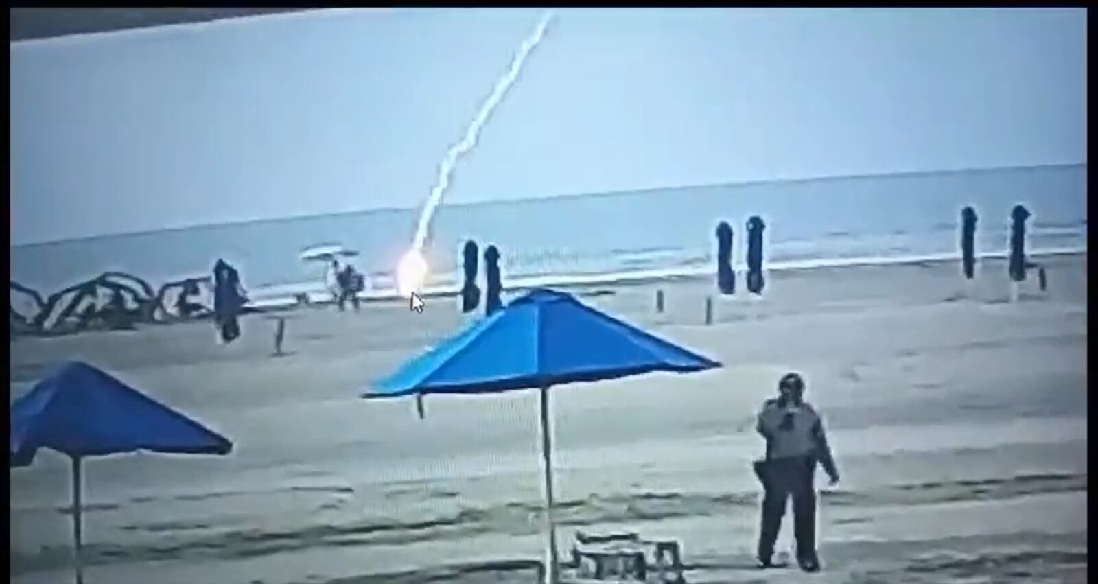 La turista estaba en la playa, en compañía de varios de sus familiares.