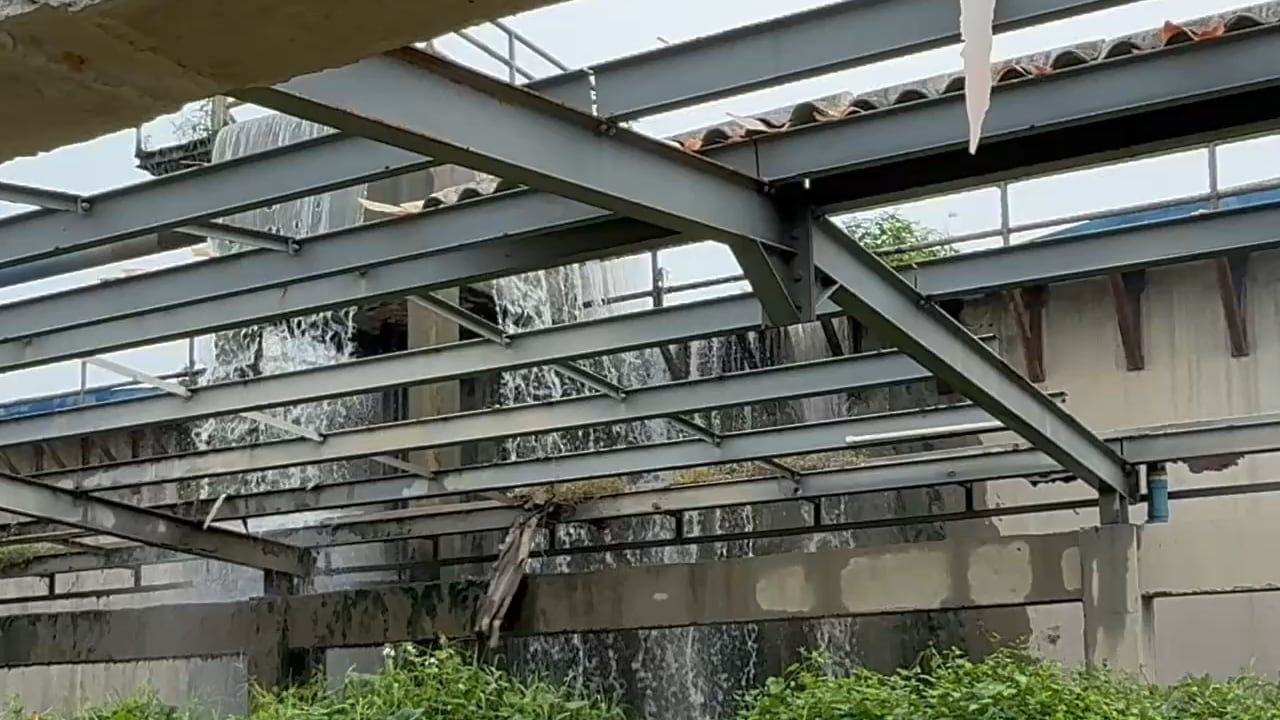 PTAR de Malambo, en la que se invirtieron $21.400 millones, está entre basuras y maleza.