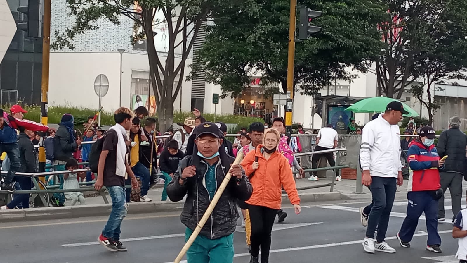 La manifestación indígena de la comunidad Embera avanza en su recorrido sobre la Av. Cali con Calle 26, sentido Norte-Sur.