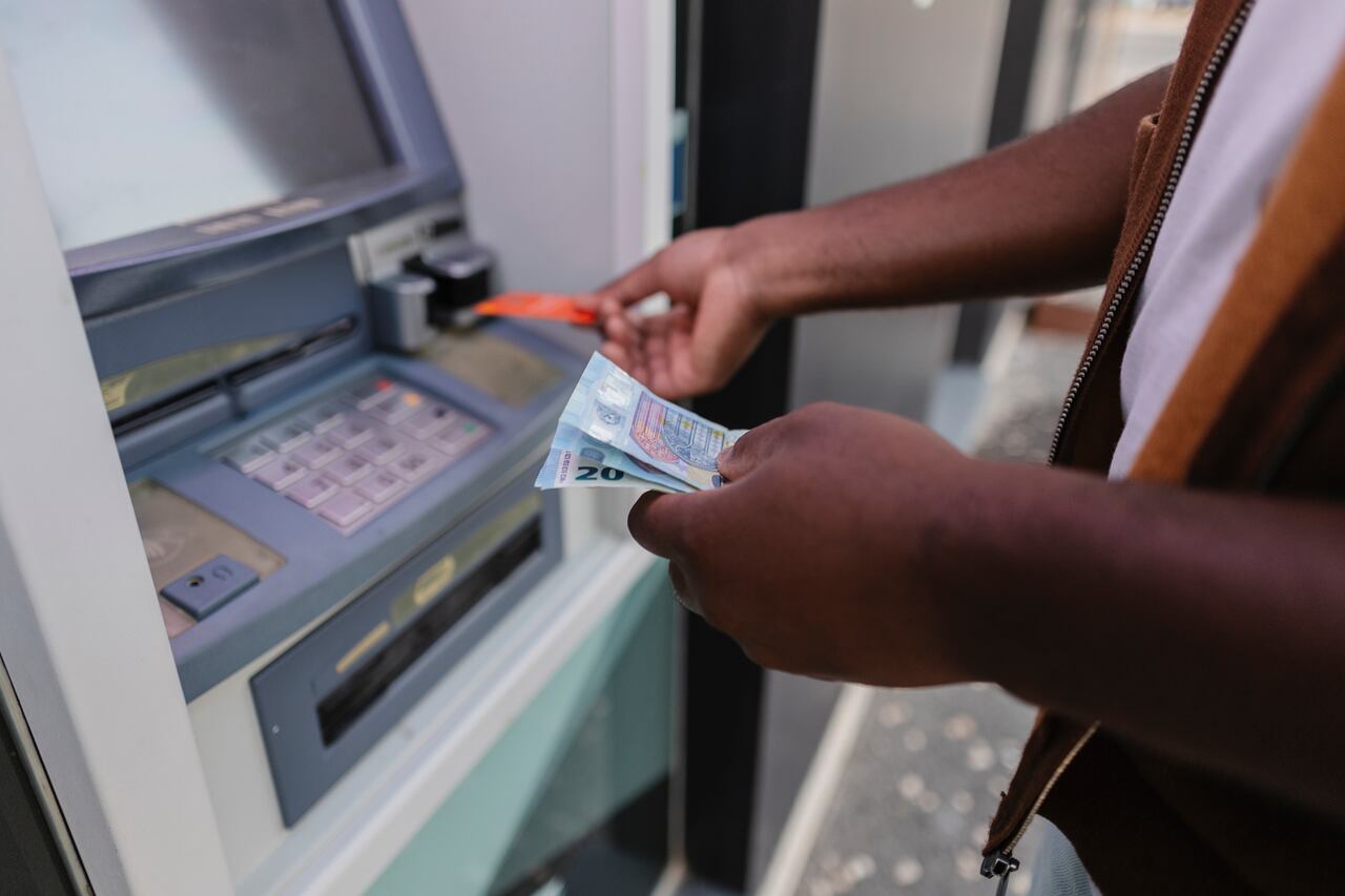 El hombre hacía envíos de dinero a su novia ficticia